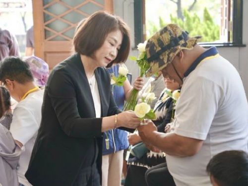 白玫瑰傳遞思念，屏東春祭溫暖致意烈士遺族